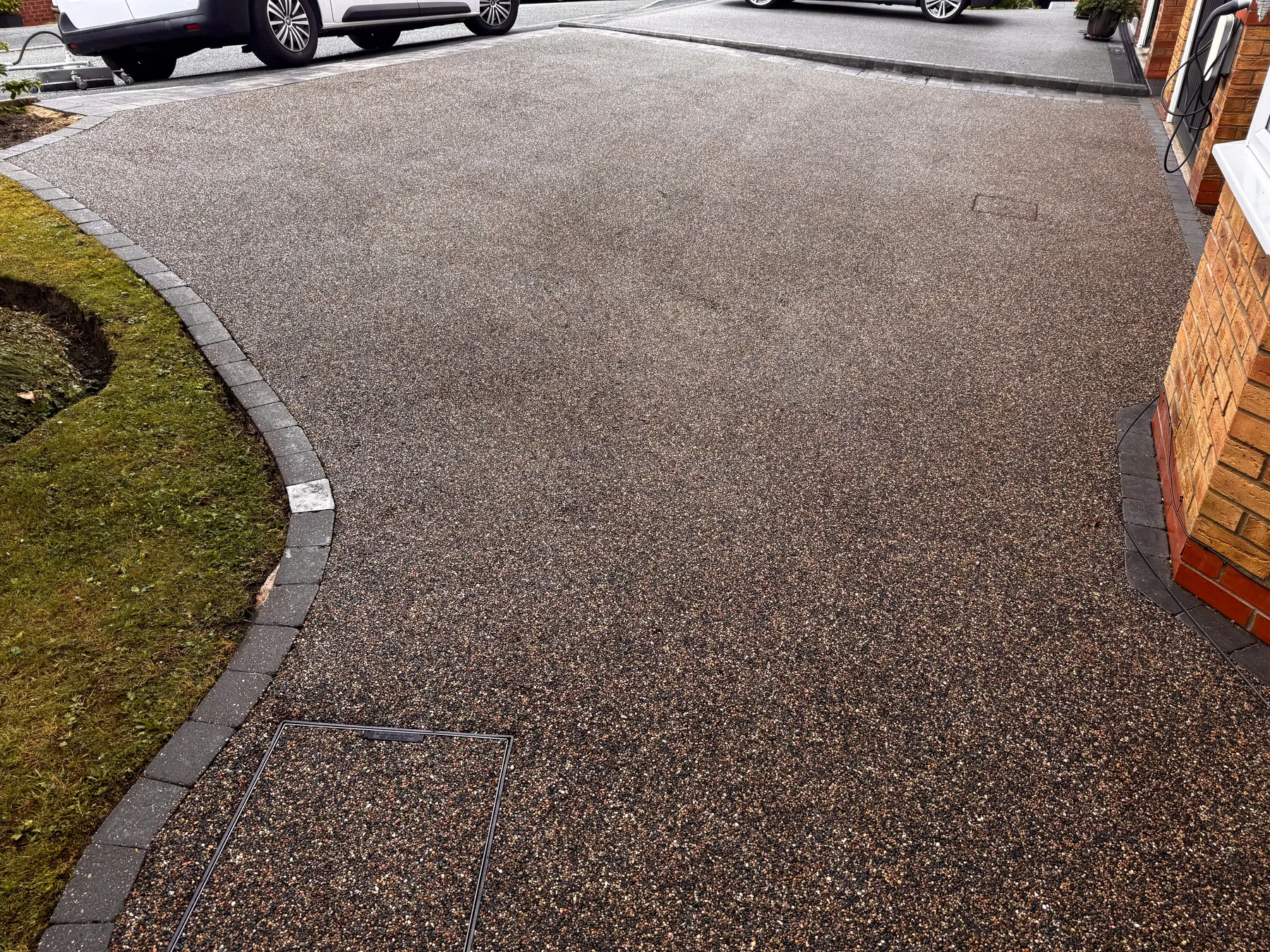 The same resin driveway after professional cleaning