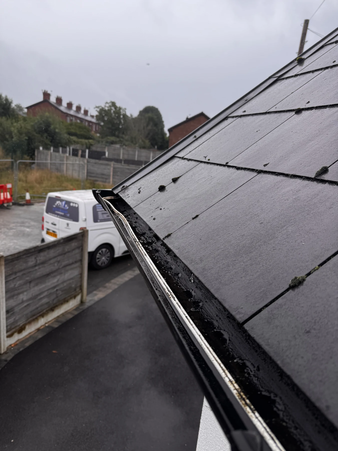The same gutter and roof edge after professional clearance